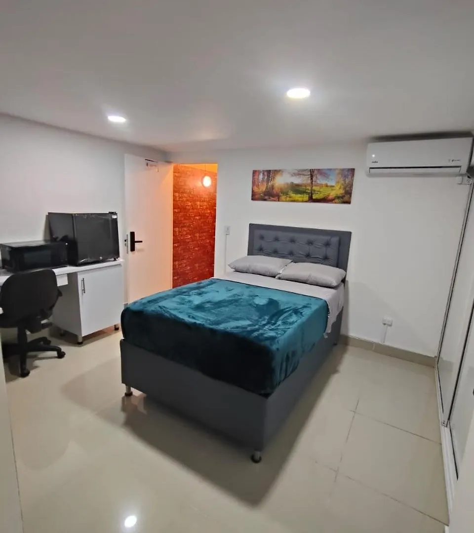 Glam House Hotel 메딜린