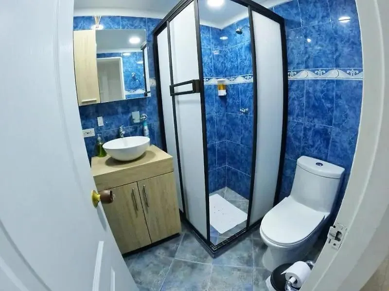 Glam House Hotel 메딜린