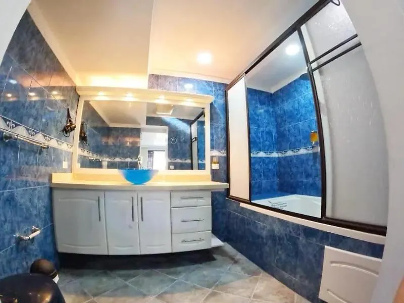 Glam House Hotel 메딜린