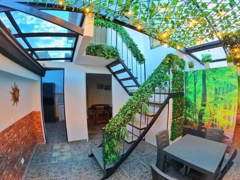 Glam House Hotel 메딜린