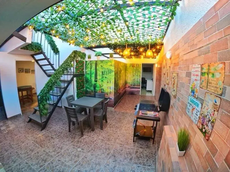 Glam House Hotel 메딜린