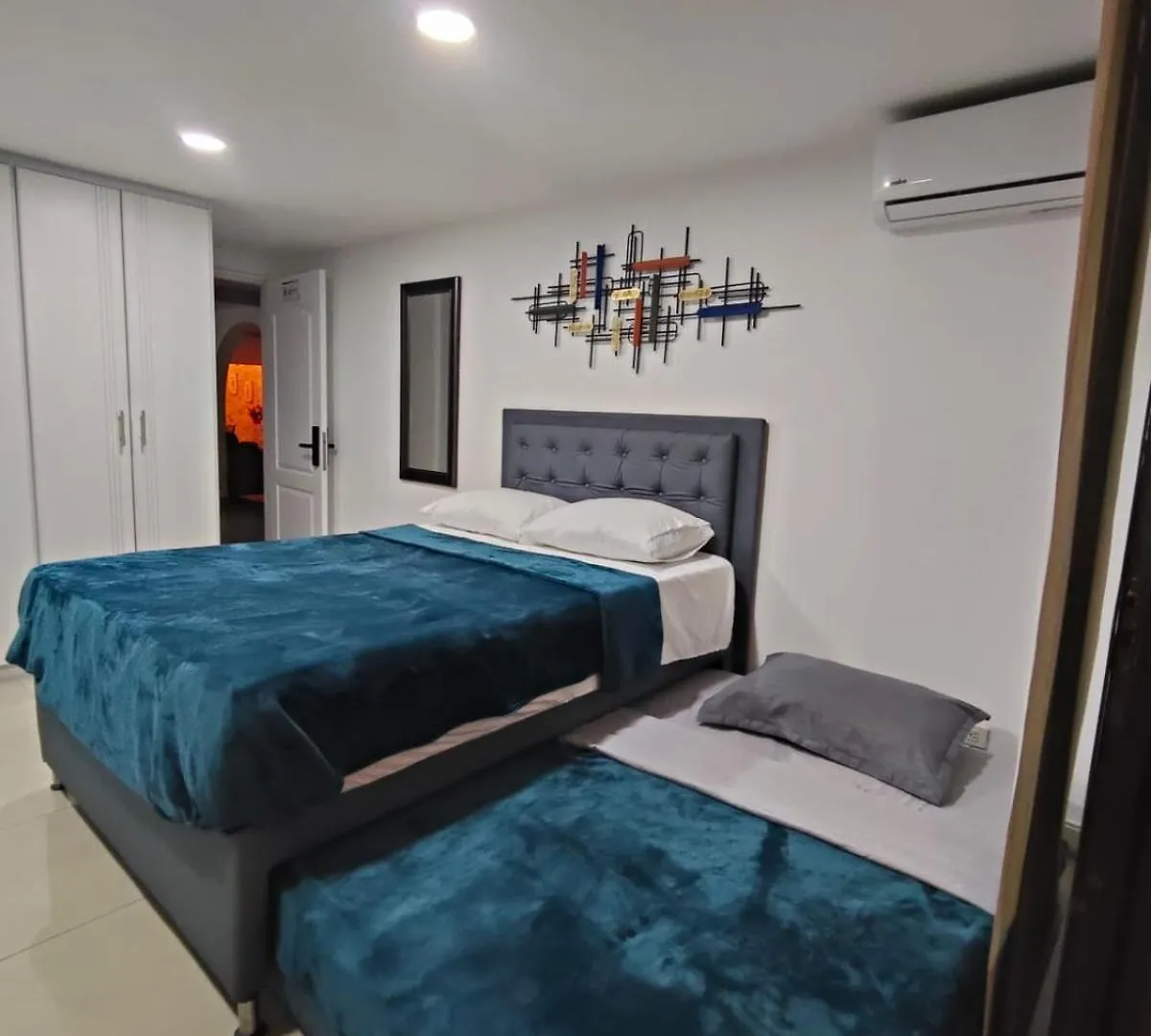 Glam House Hotel 메딜린