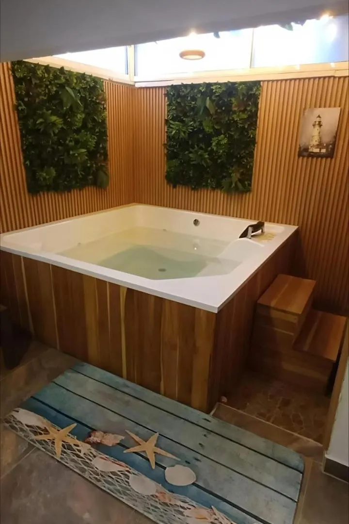 Glam House Hotel 메딜린