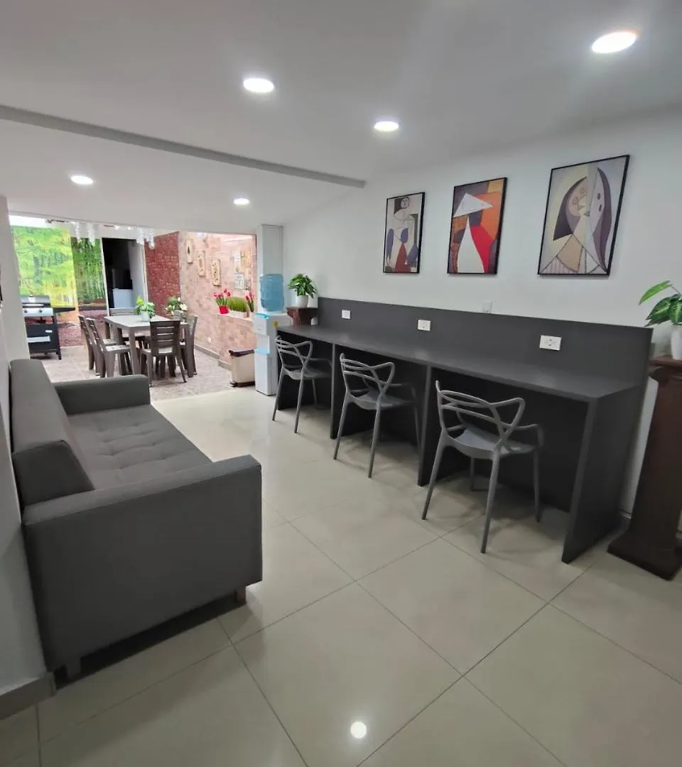 Glam House Hotel 메딜린