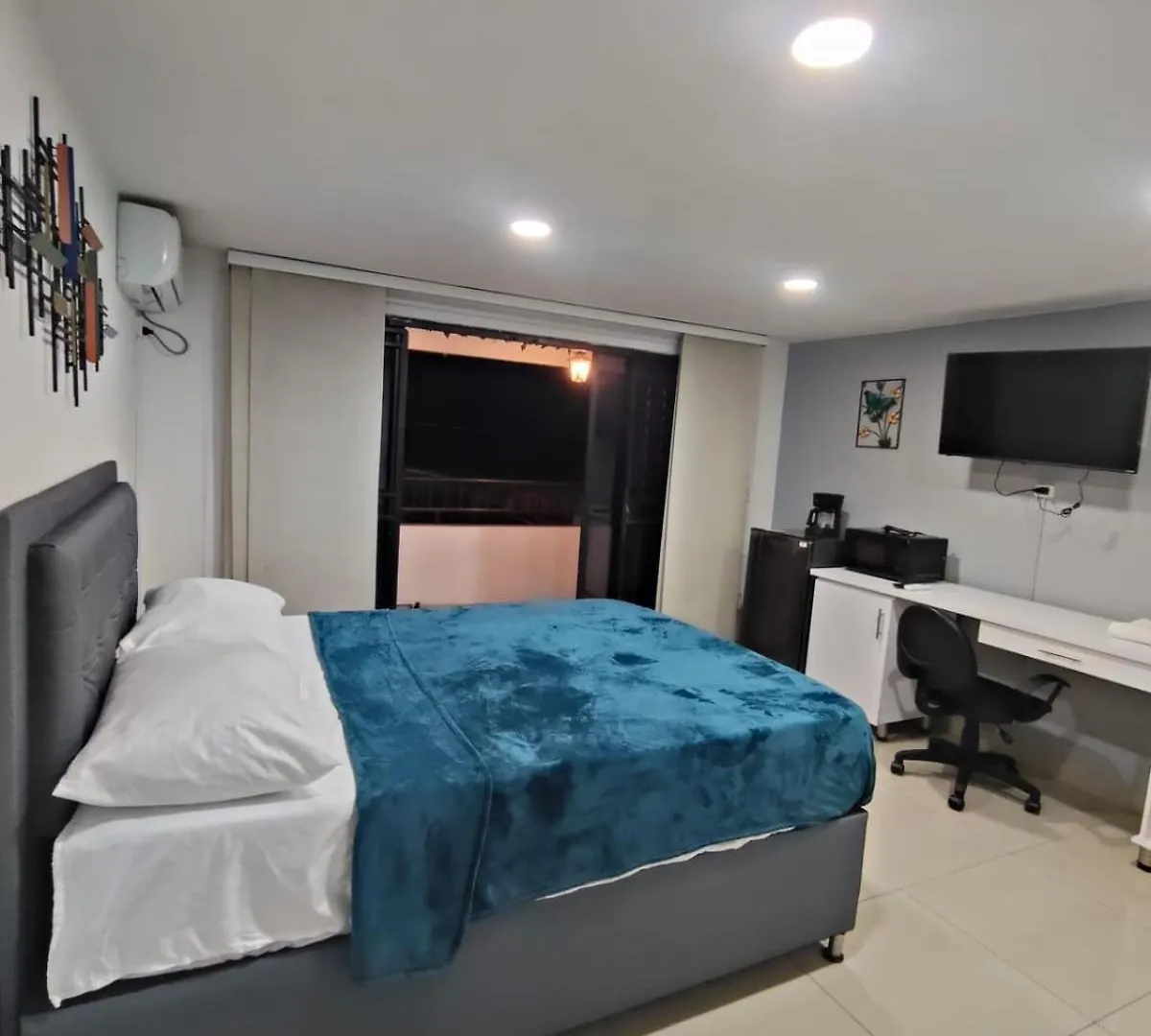 Glam House Hotel 麦德林 0*,
